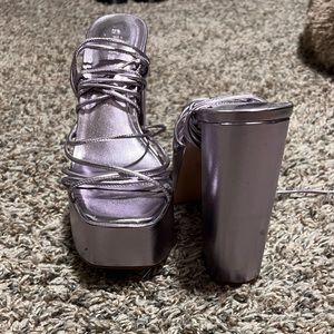 Gianni Bini Women’s purple lace up platform heels